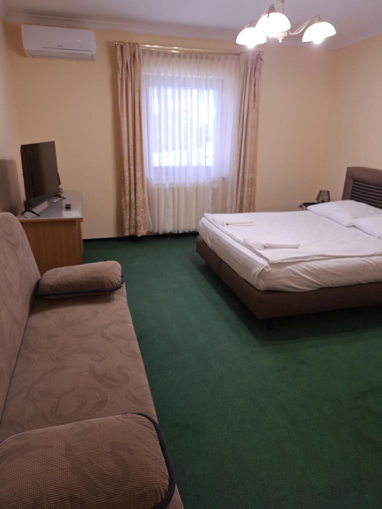 Hotel Malwa オストルフ・ビエルコポルスキ エクステリア 写真
